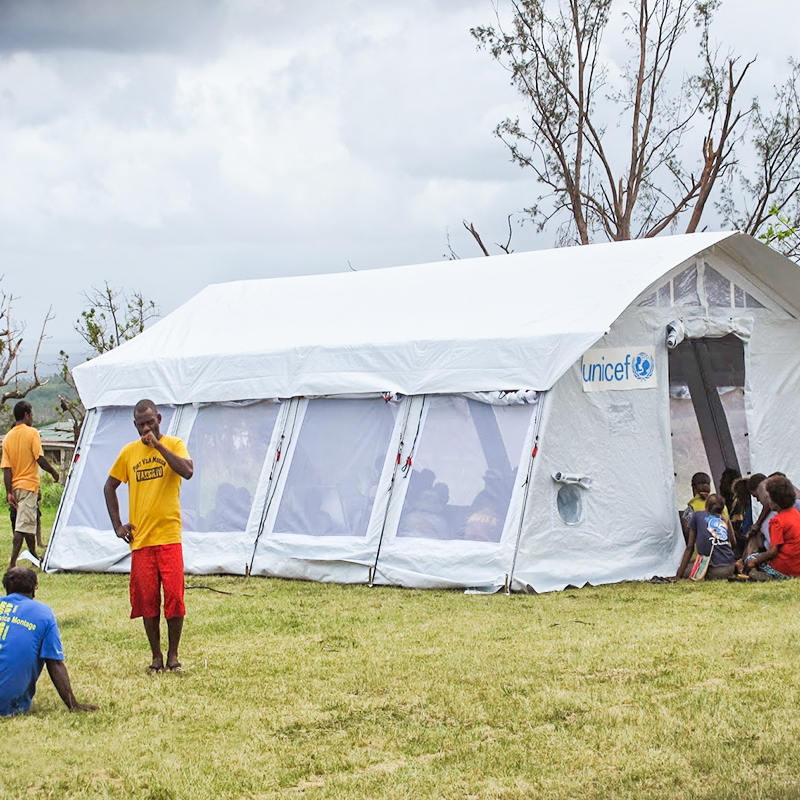Tenda Hub Serbaguna Standar UNICEF 42m² dengan Penutup Naungan Terintegrasi/dapat dilepas